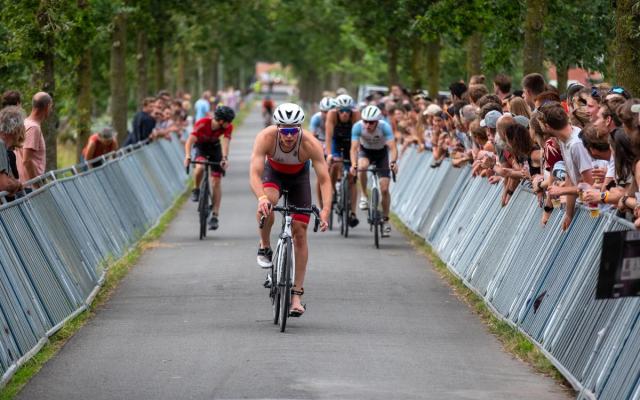 Fietsers tijdens Sterke Peer Triatlon editie 2024 - foto: Wezelopdefoto