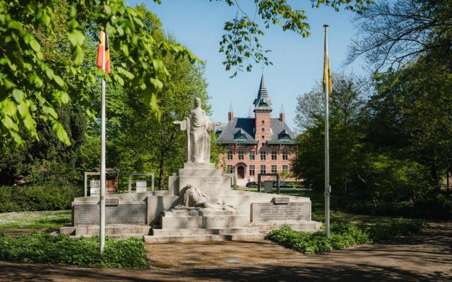 zicht op de voorgevel van het gemeentehuis vanuit het gemeentepark
