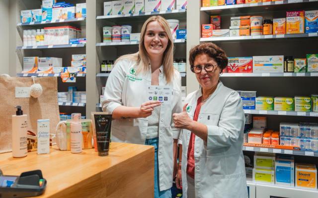 een nieuwe winnaar wordt uitgeloot bij apotheker Lefever - Broers in de Dorpsstraat