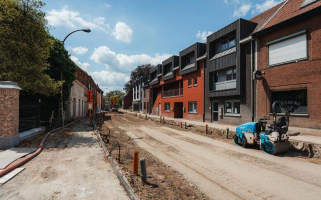 zicht op de opengebroken Dorpsstraat ter hoogte van café De Bijl