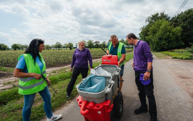 twee gemeenschapswachten en twee vrijwillige Mooimakers in een rustige straat in Wuustwezel