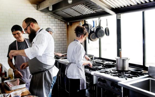 een kookteam aan het werk in een professionele keuken