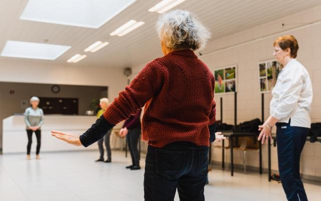 deelnemers tijdens een les tai chi of taijiquan in GC Blommaert