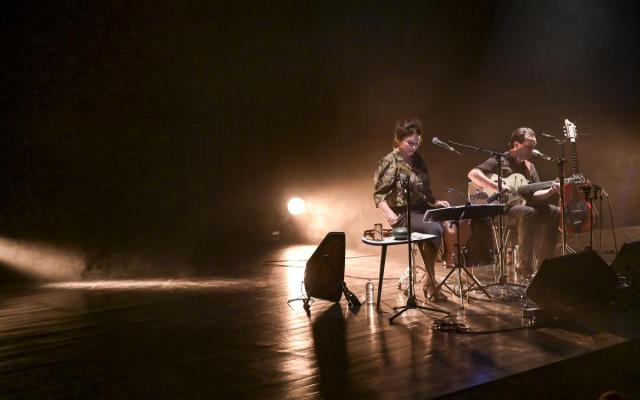 een muziekoptreden in GC Kadans met enkele muzikanten op het podium, sfeervol belicht - foto: Wezelopdefoto