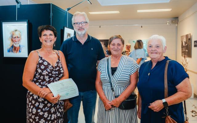 de drie laureaten van Kruiswegkermistentoonstelling 2025 in GC Blommaert