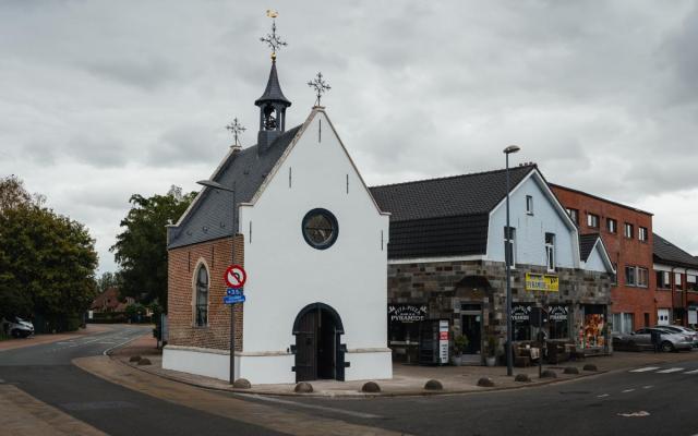 buitenzijde van de Sint-Quirinuskapel in Loenhout na de restauratie, eind augustus 2025