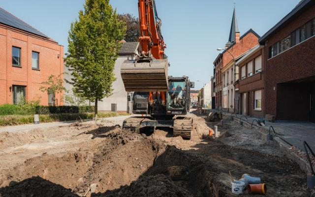 een graafmachine aan het werk in de Dorpsstraat, augustus 2025