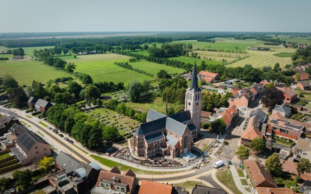 dronebeeld van de kerk van Wuustwezel en de Dorpsstraat tijdens de wegenwerken, zomer 2025