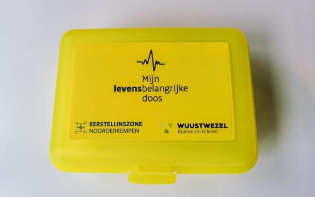 een Gele Doos met het logo van lokaal bestuur Wuustwezel op