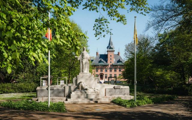 zicht op het gemeentehuis en het gemeentepark van Wuustwezel