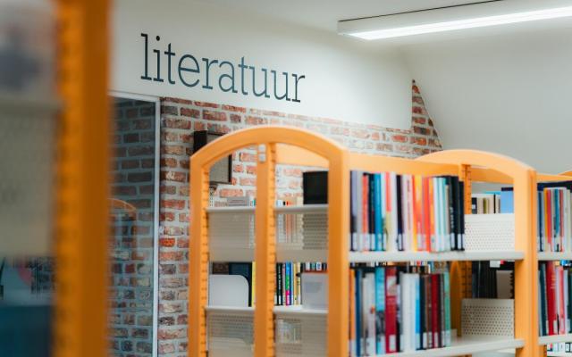 rekken met boeken in de bibliotheek van Wuustwezel