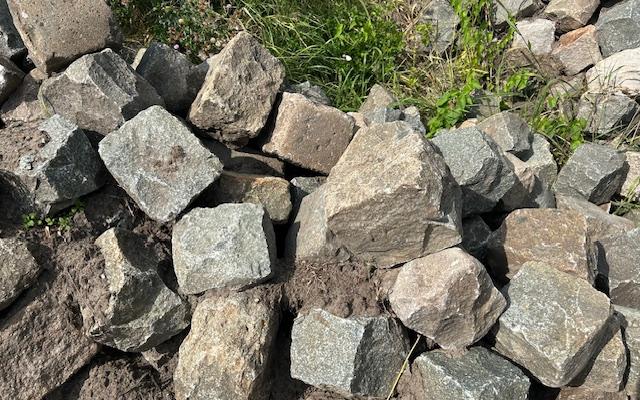 een grote stapel kasseien in het recyclagepark van Wuustwezel