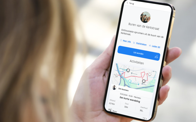 een vrouw bekijkt de Mijn Mooie Straat app op een smartphone