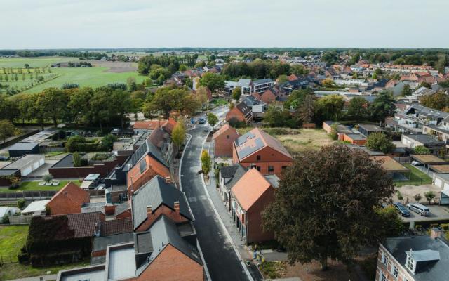 dronefoto met zicht op de kerk van Wuustwezel en de werkzaamheden in de Dorpsstraat