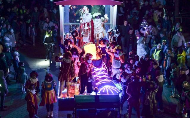 Sint en Piet op een lichtwagen tijdens de Wuustwezelse Lichtstoet van 2024