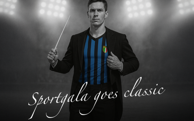 zwartwitfoto van een dirigent in een voetbalstadion met onder zijn jas een retro zwart-blauw voetbalshirt