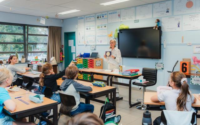 juf Sandra van het zesde leerjaar van gemeenteschool Klim Op tijdens een les Frans