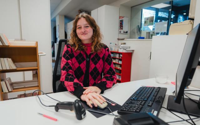Studente Pixie aan het werk in de Wuustwezelse bibliotheek tijdens YOUCA Action Day 2025