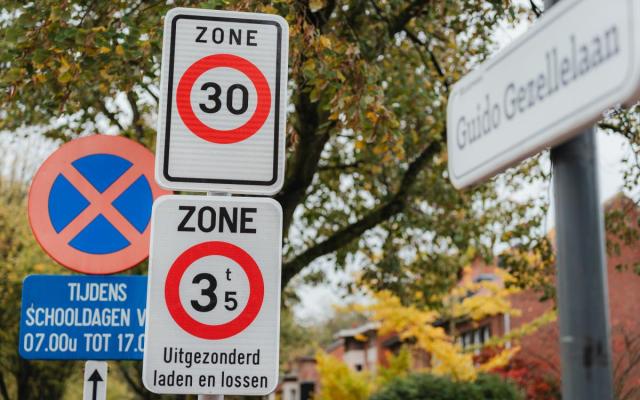 verkeersborden die de zone 30 en tonnagebeperking aanduiden in het centrum van Wuustwezel