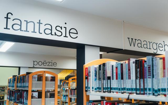 boekenrekken in de bib van Wuustwezel