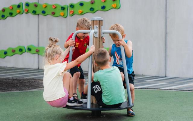 kinderen op de speelplaats van 't Blokje in Loenhout tijdens een zomerkamp