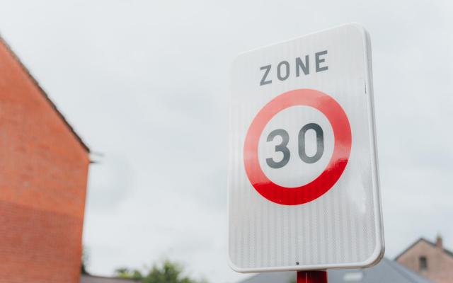 een verkeersbord die de zone 30 aanduidt in het centrum van Wuustwezel