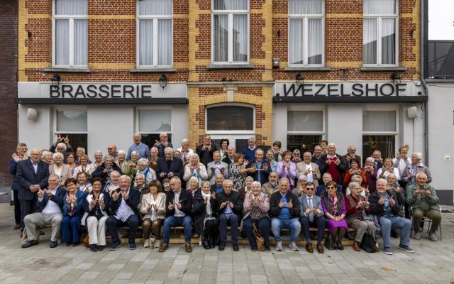 groepsfoto van de gevierde jubilarissen met trouwdatum in 1960, 1965 en 1975 voor het Wezelshof in Wuustwezel