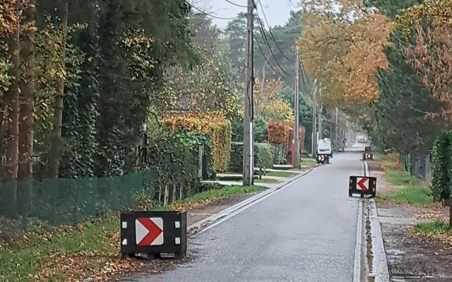 Als proef werden enkele bloembakken op de rijbaan geplaatst