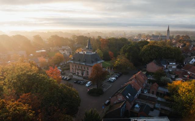 gemeentehuis van Wuustwezel in de herfst - dronefoto