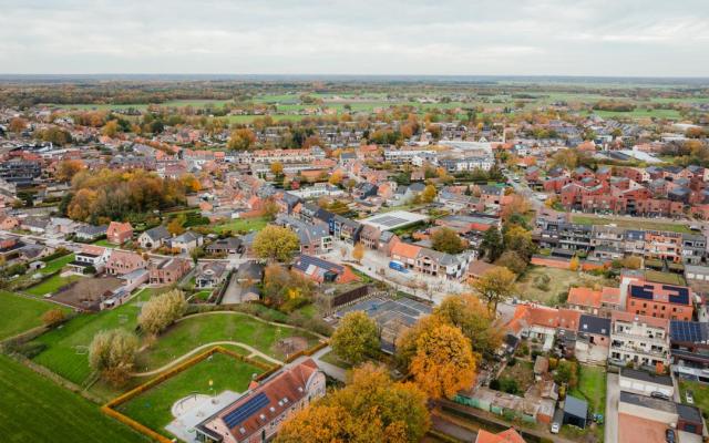 dronefoto van het centrum van Wuustwezel, met onder andere de Dorpsstraat en de bibliotheek