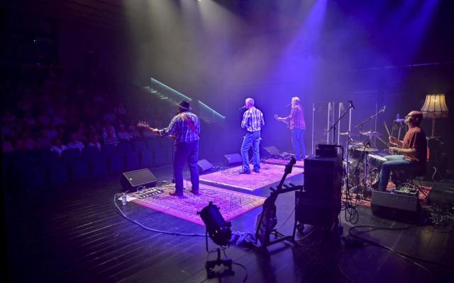 een muziekoptreden in GC Kadans met enkele muzikanten op het podium, sfeervol belicht - foto: Wezelopdefoto