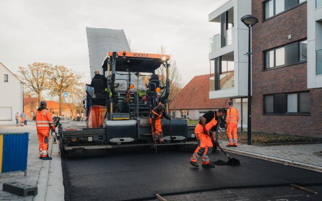 asfalteringswerken in de Dorpsstraat op woensdag 12 november