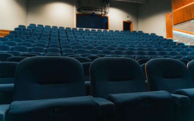 detailfoto van de blauwe zetels in de grote zaal in GC Kadans