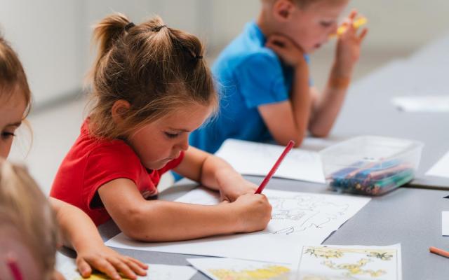 knutselende kinderen tijdens een kleuterkamp in 't Blokje in Loenhout