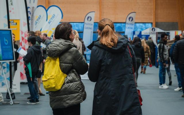 twee werkzoekenden in sporthal Koch tijdens de regiojobbeurs van 2023