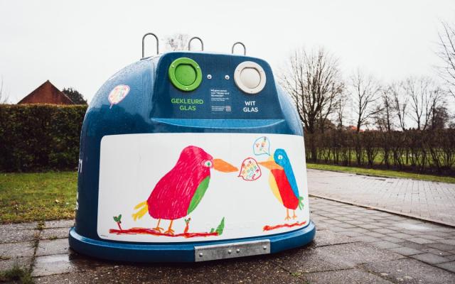 een blauwe glasbol van Igean in Wuustwezel met een grote kindertekening van twee vogels