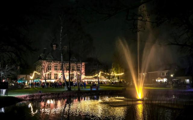 sfeervol verlicht gemeentepark en gemeentehuis van Wuustwezel tijdens de nieuwjaarsdrink op 4 januari 2025 - foto: Wezelopdefoto