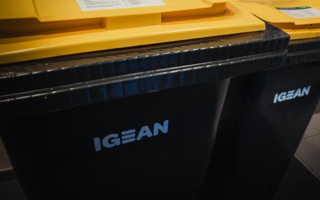 nieuwe zwart-gele afvalcontainers voor papier en karton in het gemeentehuis van Wuustwezel