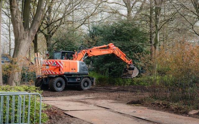een graafkraan aan het werk op de grotsite in Gooreind
