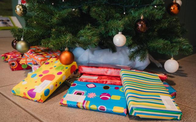 ingepakte boeken onder de kerstboom in de bibliotheek van Wuustwezel