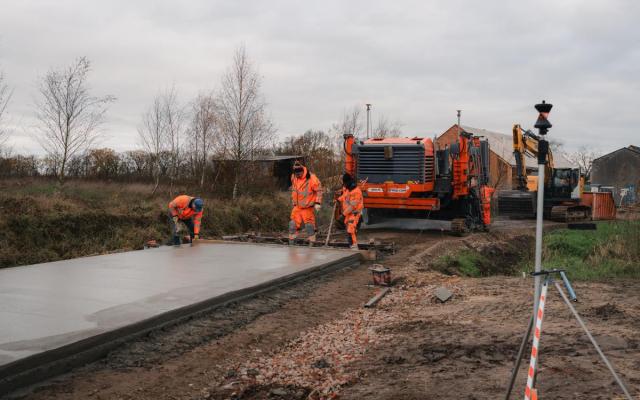 een aannemer legt de Schaapsdijk opnieuw aan met snelbeton