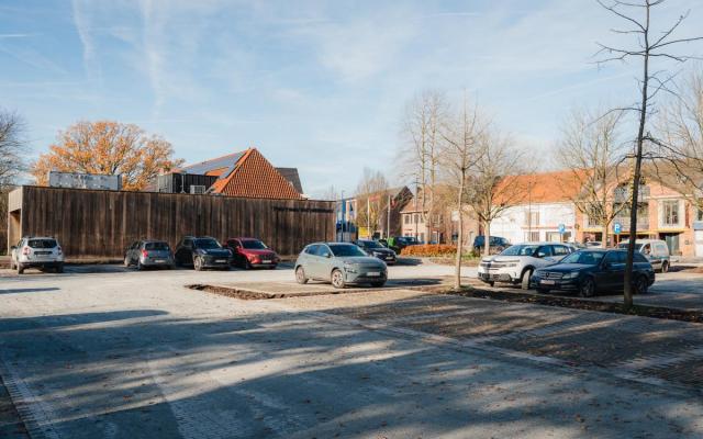 zicht op de bibliotheek en de vernieuwde parking vanuit de Gasthuisdreef