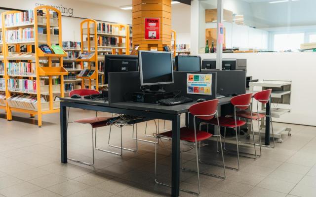 interieur van de Wuustwezelse bibliotheek, met computers en boekenrekken