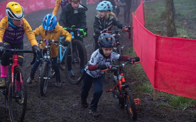 fietsende kinderen tijdens de jeugdinitiatie van de Azencross 2024 - foto: Wezelopdefoto