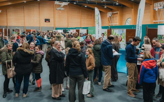 bezoekers tijdens de scholenbeurs in sporthal Koch in 2023