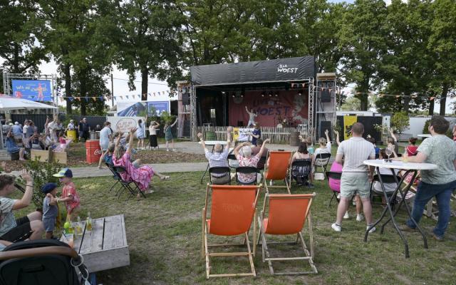 Sfeer in Bar Woest tijdens Vlaanderen Feest 2025 - foto: Wezelopdefoto