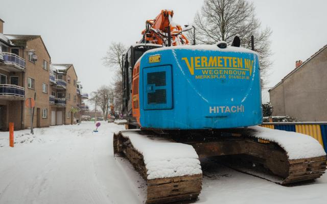 een werfvoertuig van aannemer Vermetten op Achter d'Hoven, tegenover de kerk van Wuustwezel