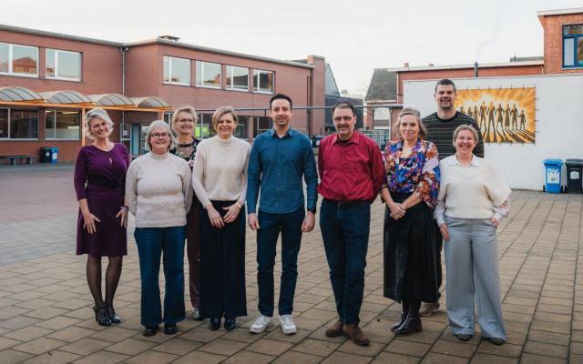 de schooldirecteuren van Wuustwezelse scholen poseren voor een groepsfoto op de speelplaats van Stella Matutina