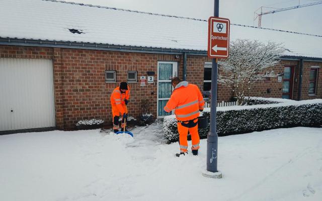 de technische dienst van Wuustwezel maakt een oprit sneeuwvrij voor een assistentiewoning in Loenhout 