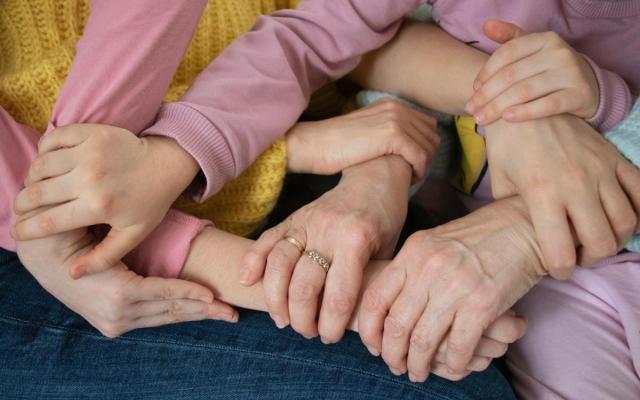 close-upfoto van verschillende handen die steun zoeken bij elkaar